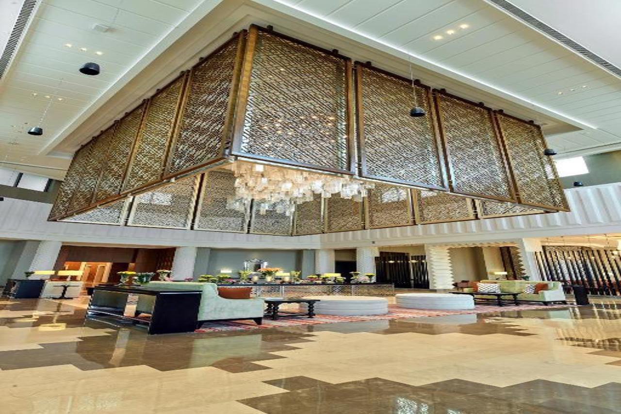 The Leela Gandhinagar Hotell Exteriör bild