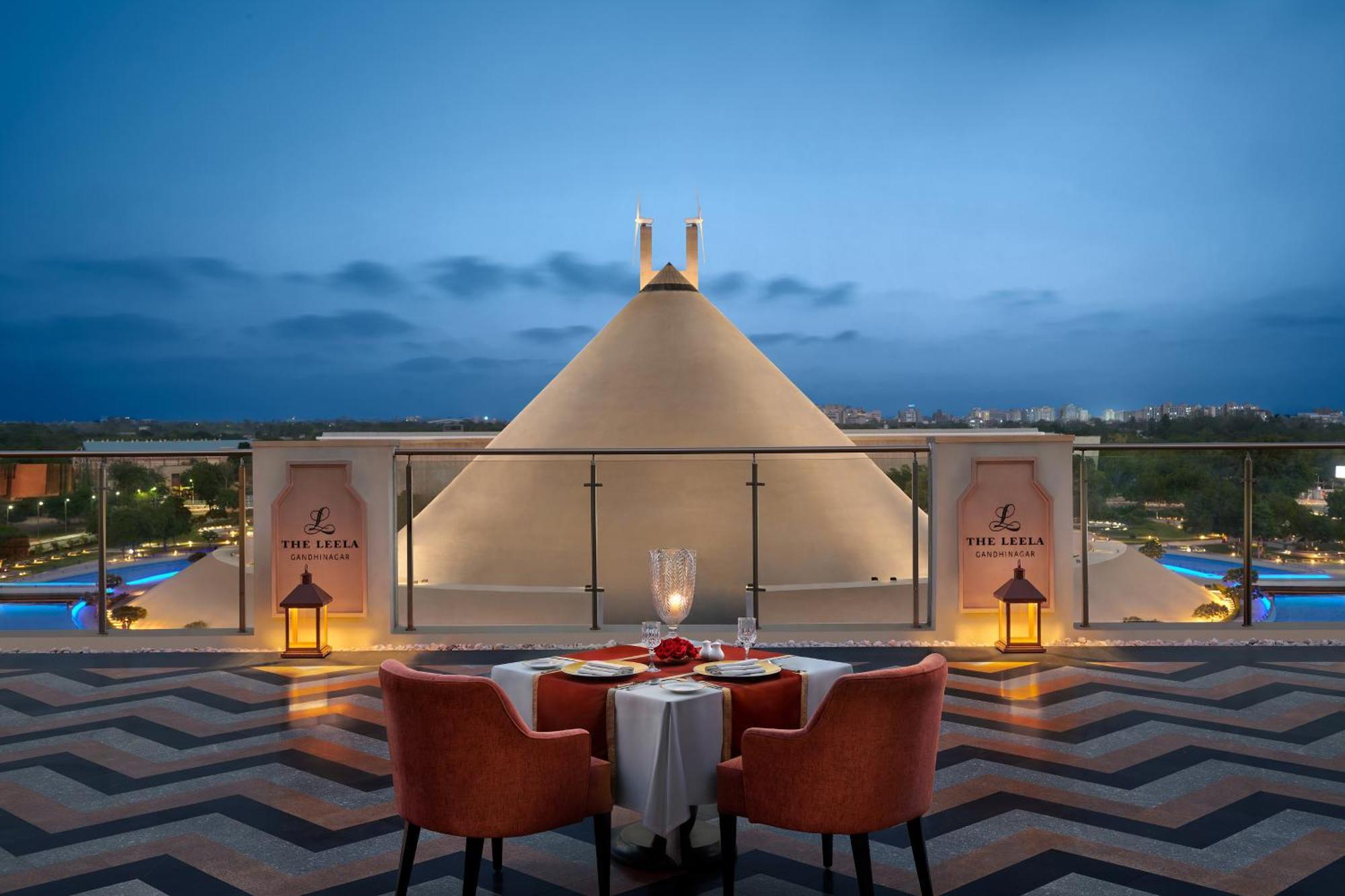 The Leela Gandhinagar Hotell Exteriör bild