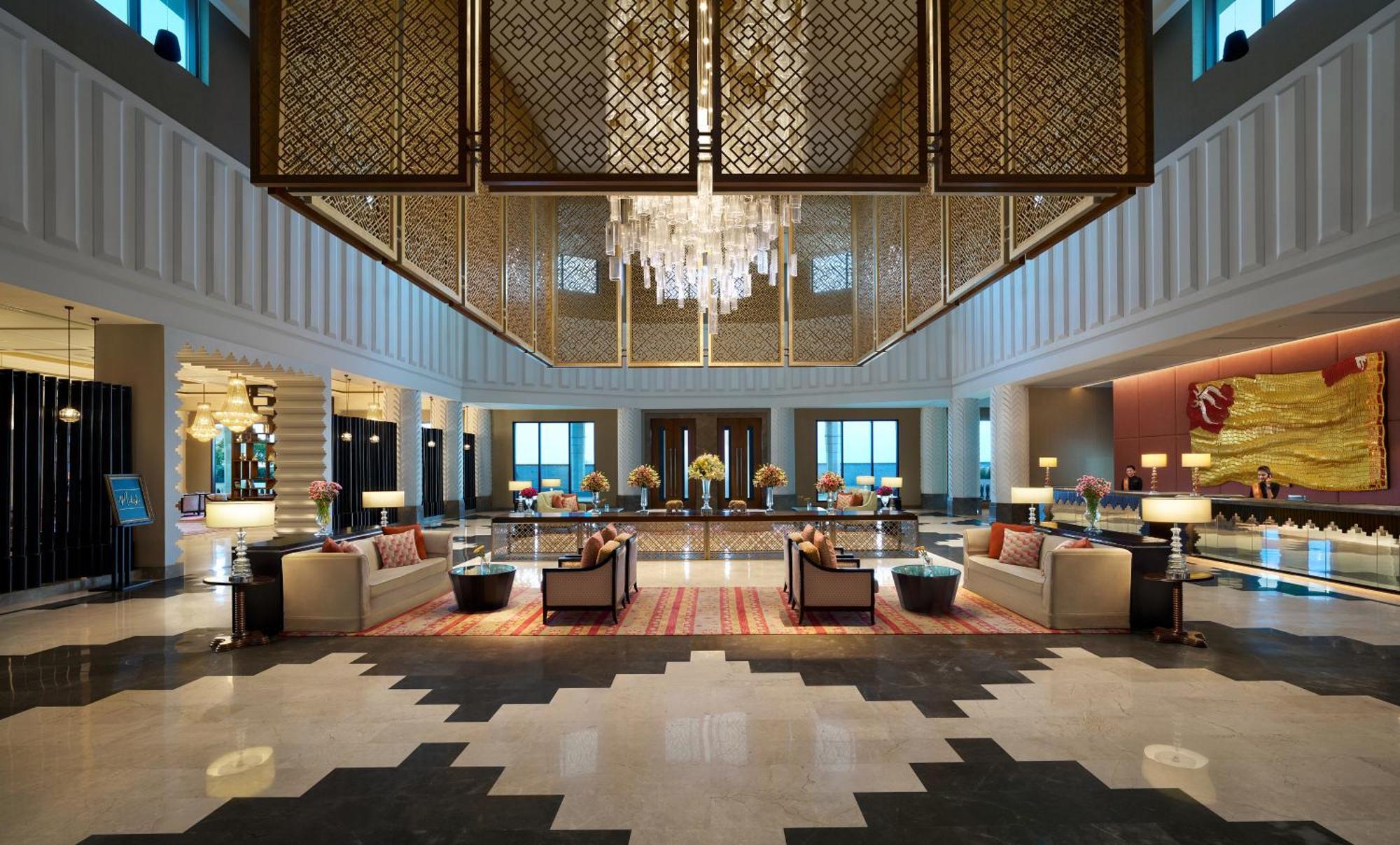 The Leela Gandhinagar Hotell Exteriör bild