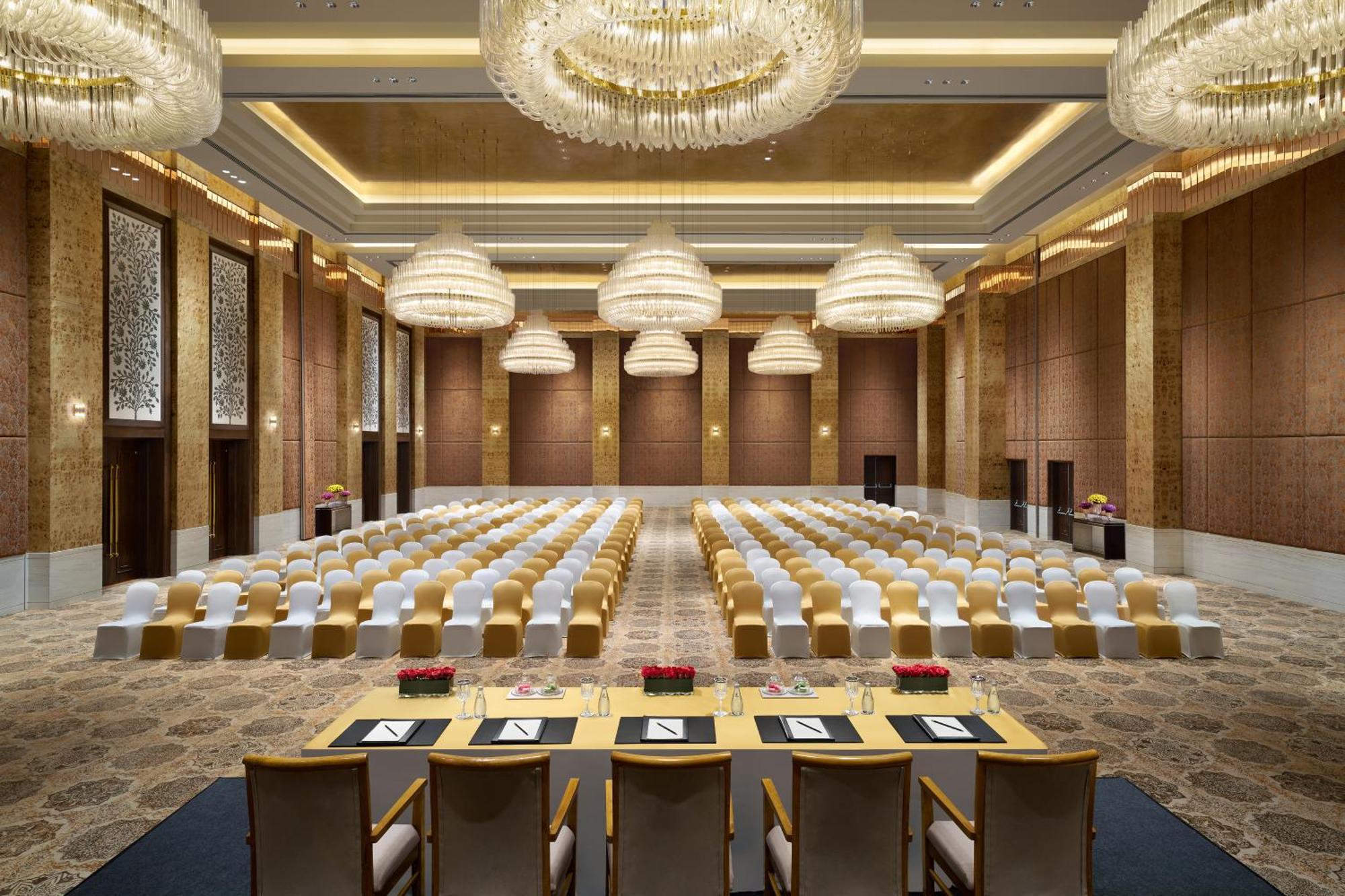 The Leela Gandhinagar Hotell Exteriör bild