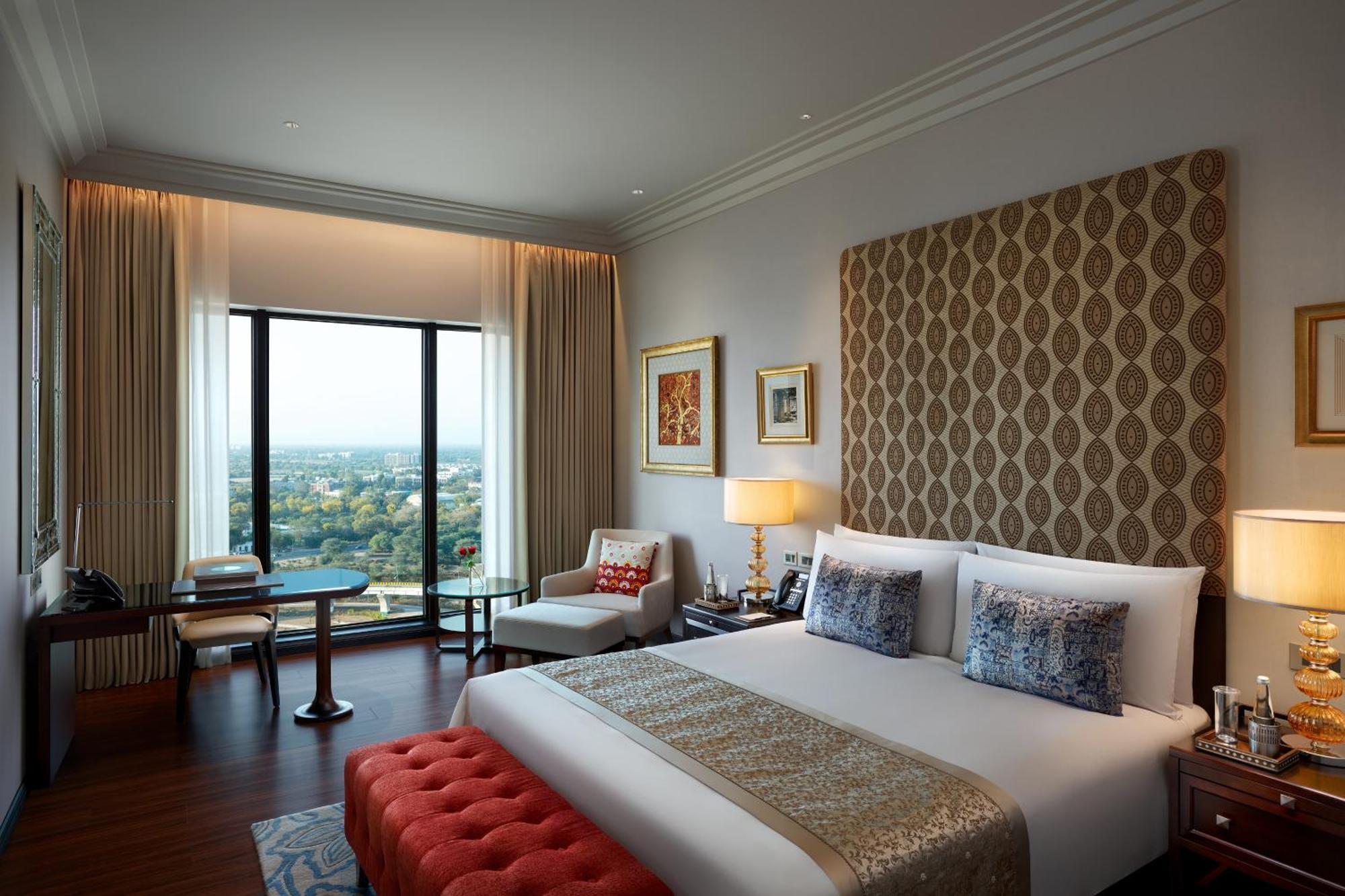 The Leela Gandhinagar Hotell Exteriör bild