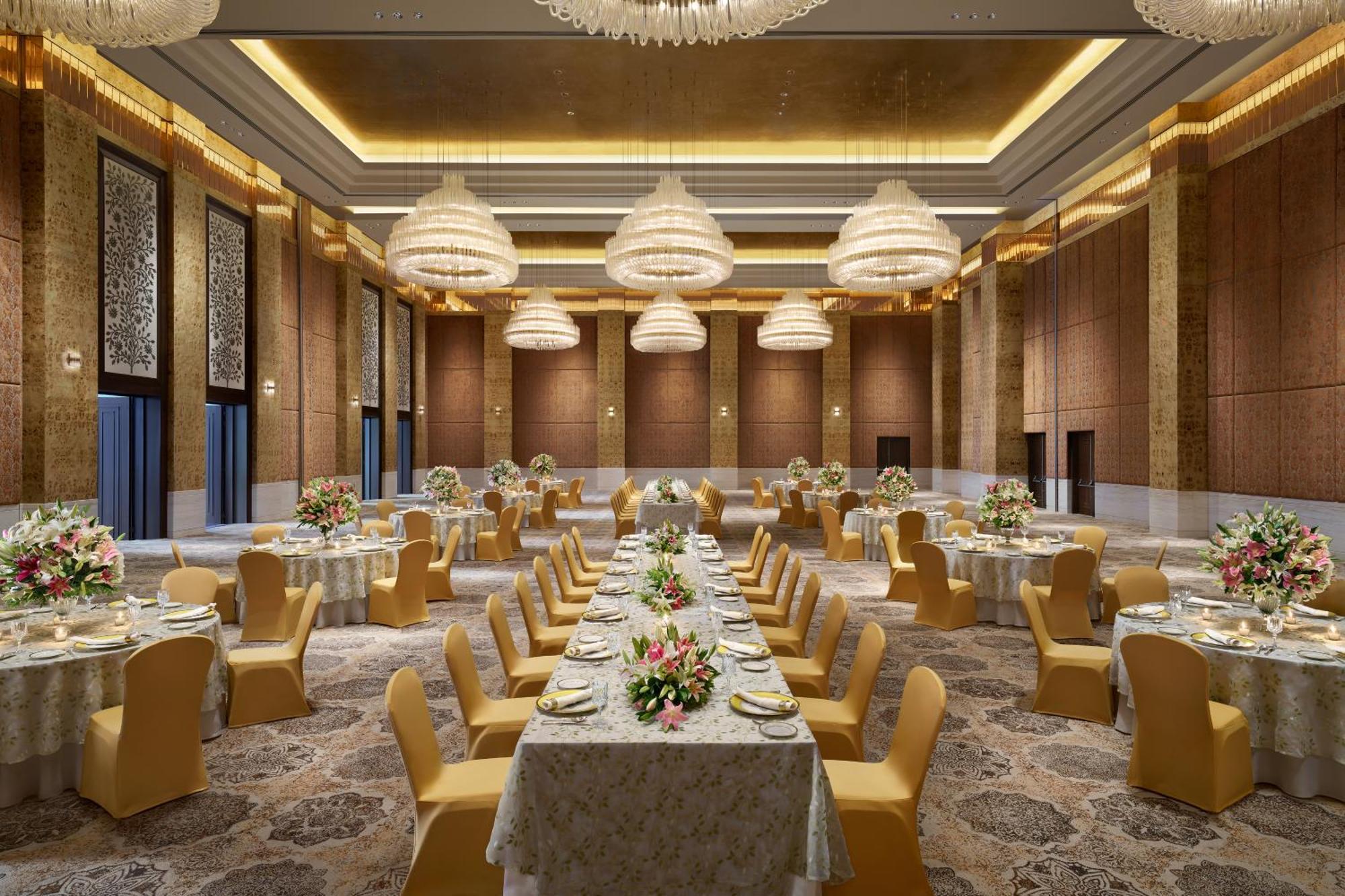 The Leela Gandhinagar Hotell Exteriör bild