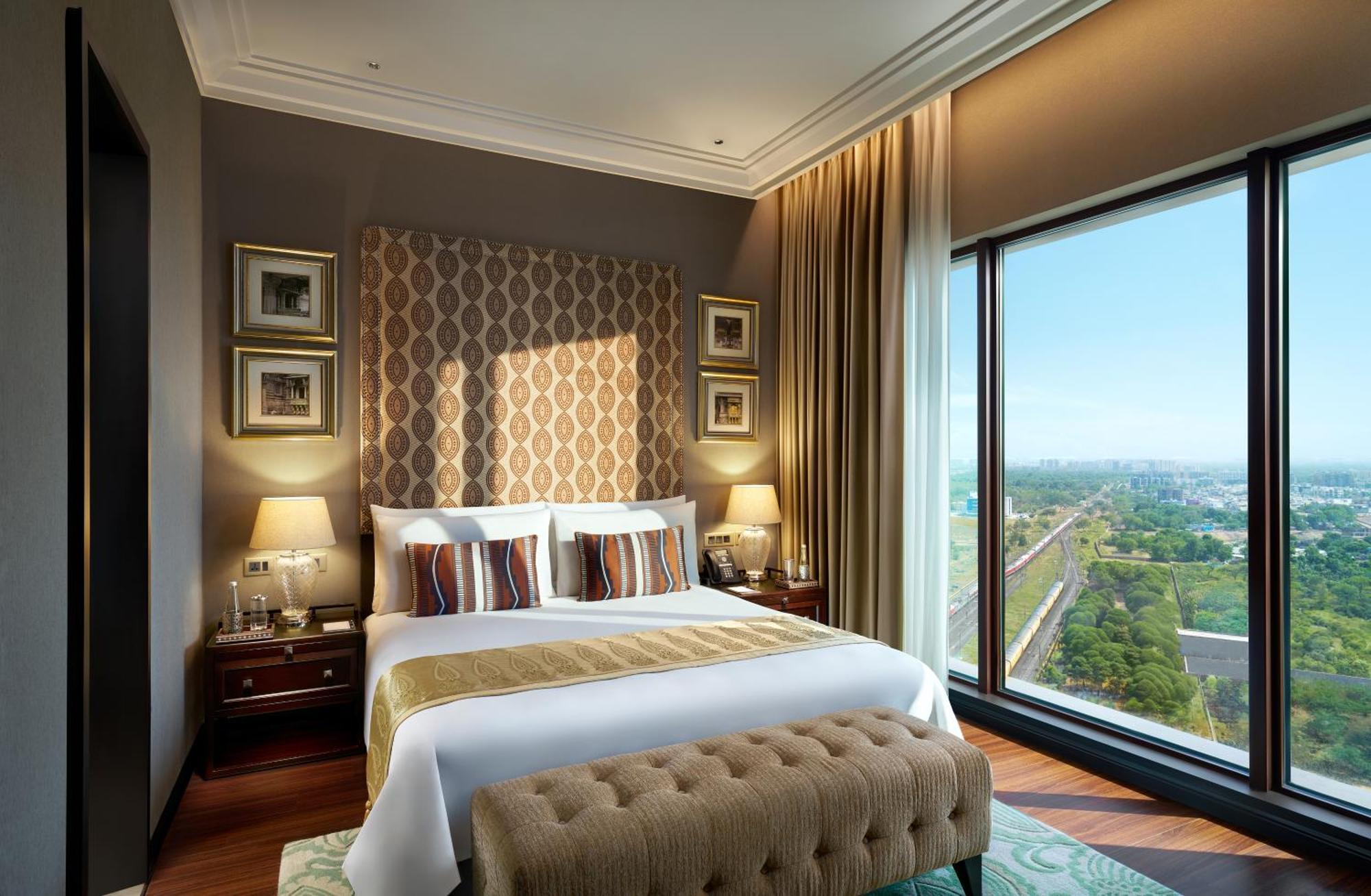 The Leela Gandhinagar Hotell Exteriör bild