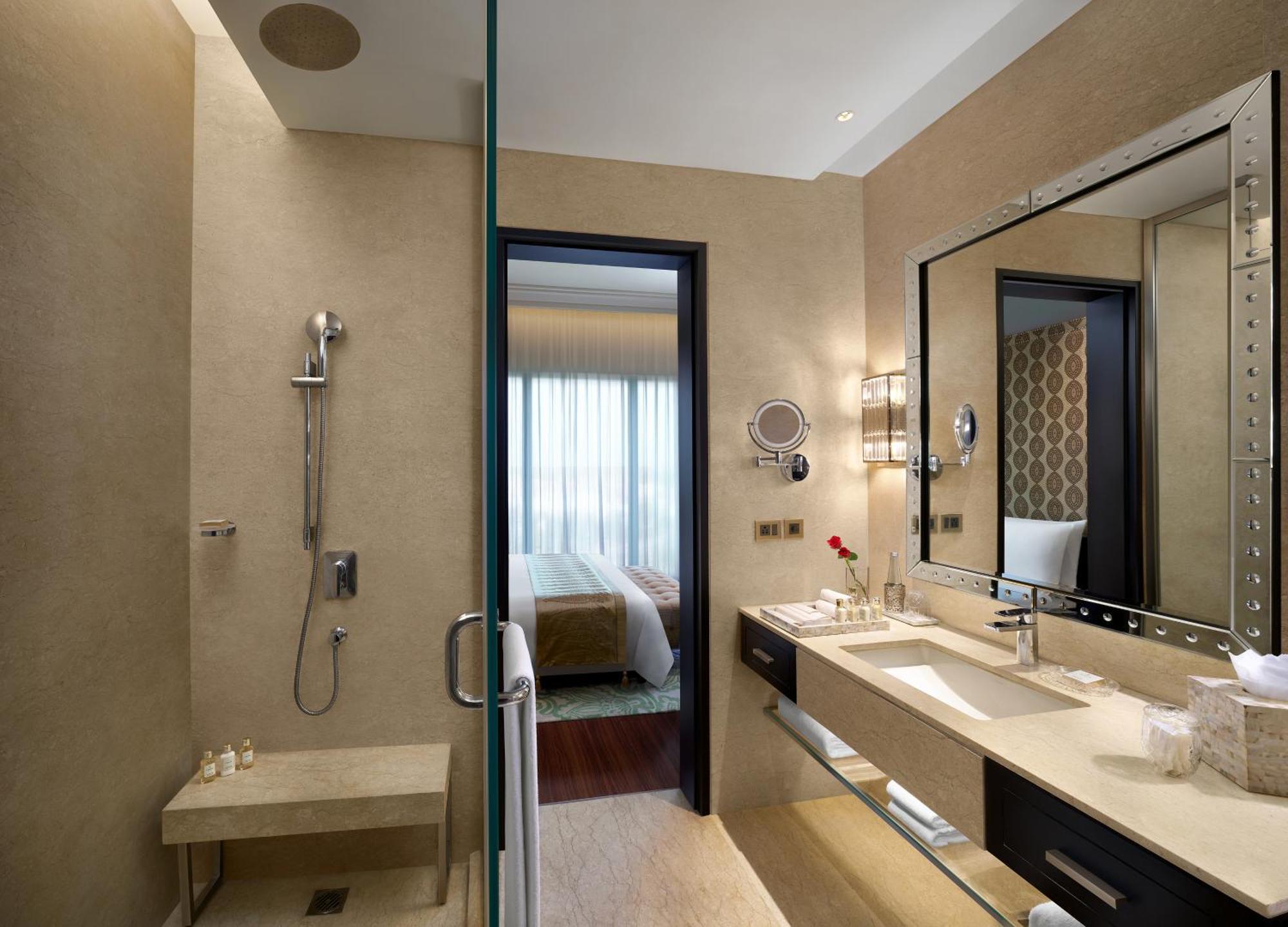 The Leela Gandhinagar Hotell Exteriör bild